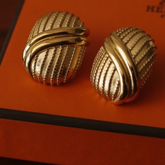 Ridge Statement Oval Earrings - Picture 3 of 5